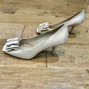 Delman Women’s Silk Peep Toe Pumps with Bows Champagne Size 9.5 FLAW